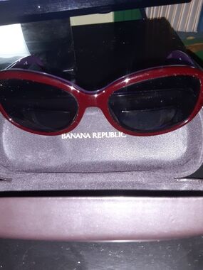 Banana Republic Women's Oval Sunglasses in Burgundy and Black